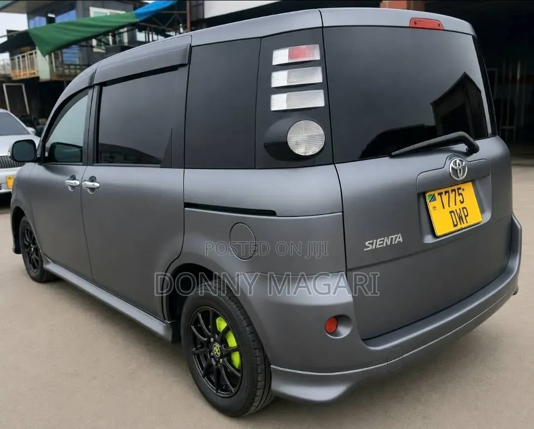 Toyota Sienta 2006 Gray