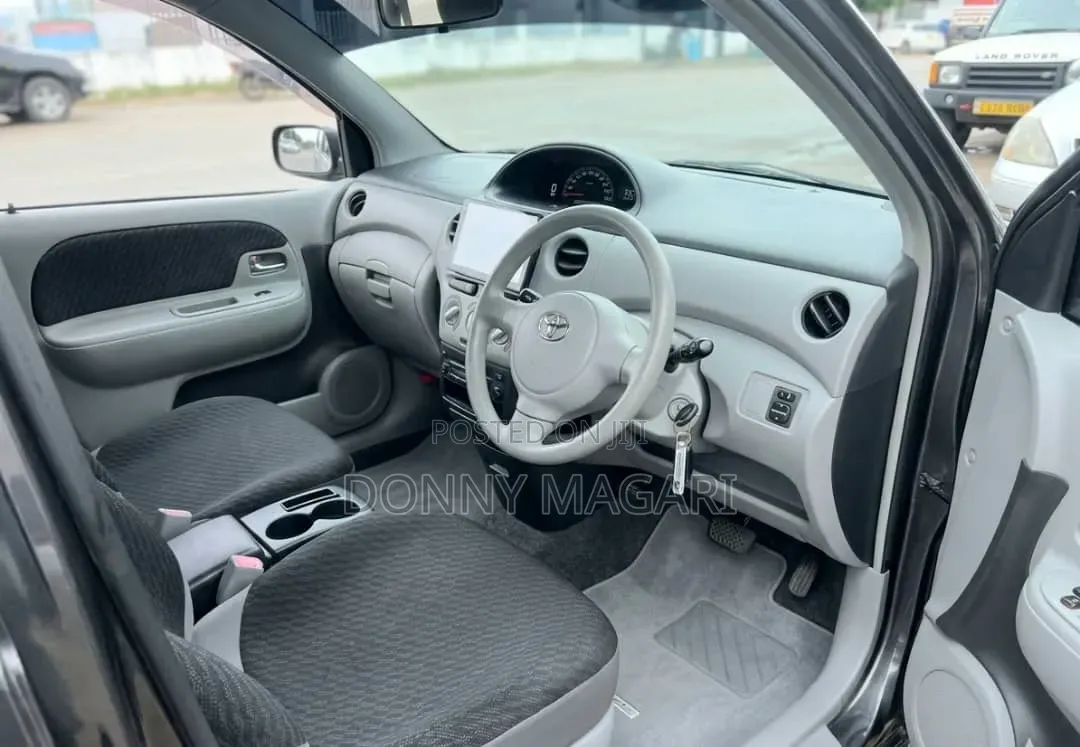 Toyota Sienta 2006 Gray