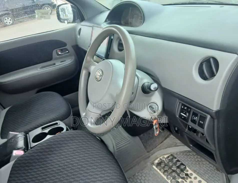 Toyota Sienta 2006 Gray