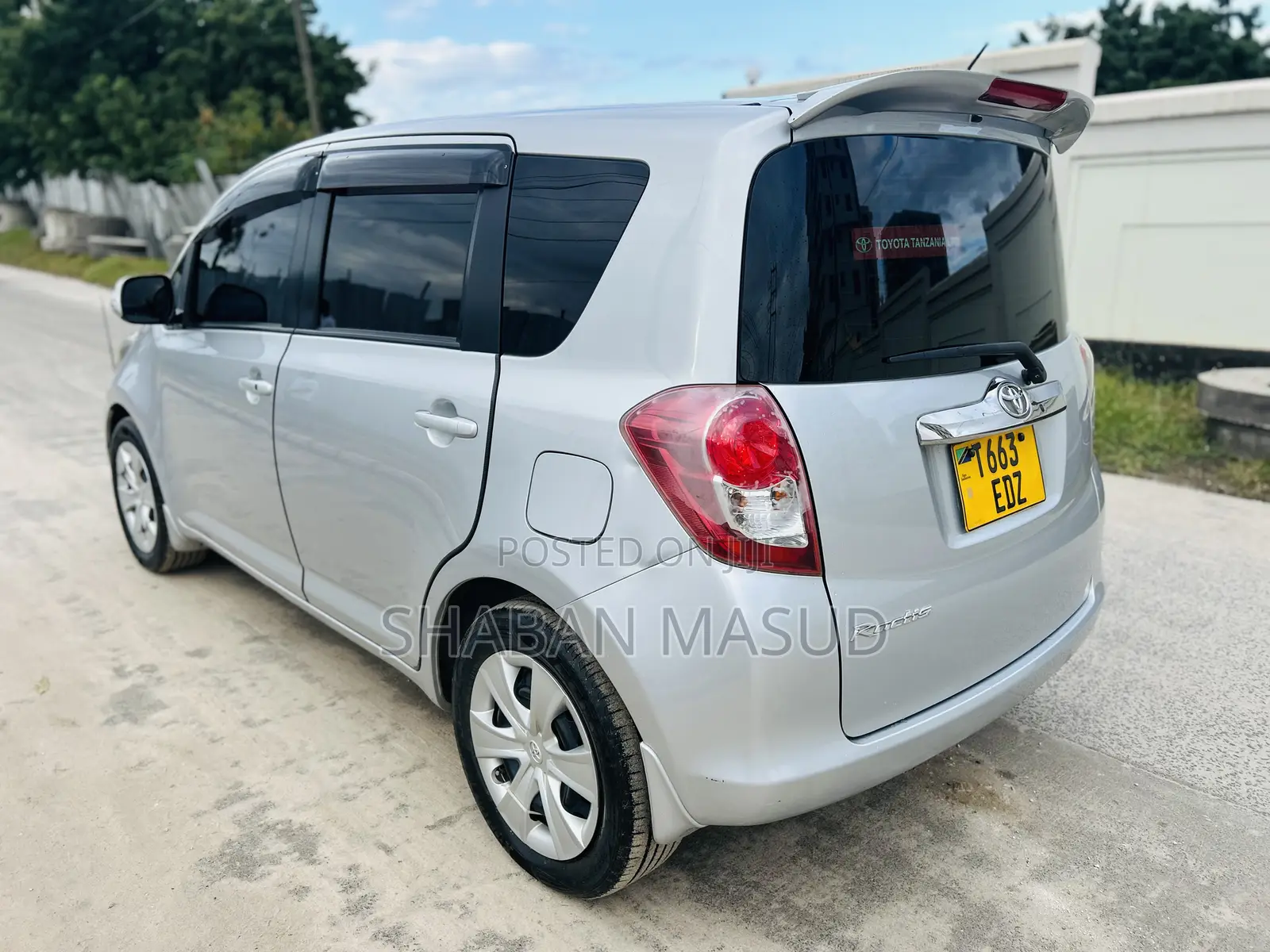 Toyota Ractis 1.3 FWD 2010 Silver
