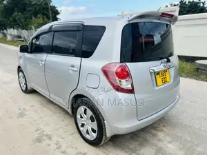 Toyota Ractis 1.3 FWD 2010 Silver