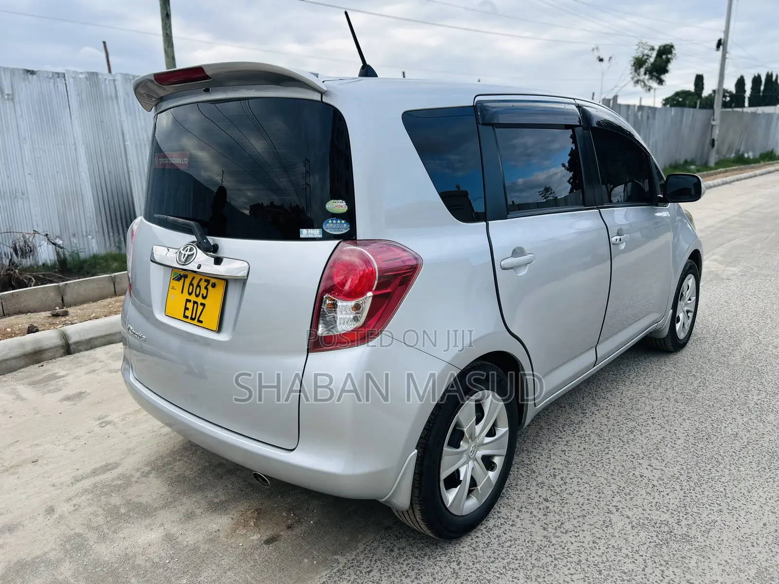 Toyota Ractis 1.3 FWD 2010 Silver