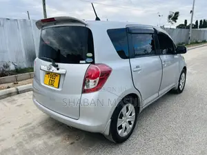 Toyota Ractis 1.3 FWD 2010 Silver