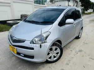 Toyota Ractis 1.3 FWD 2010 Silver