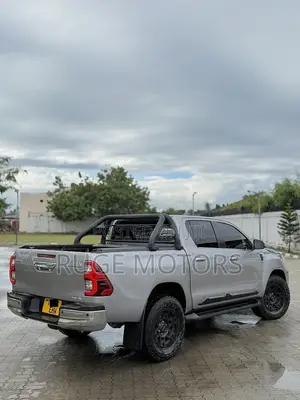Toyota Hilux 2022 Silver