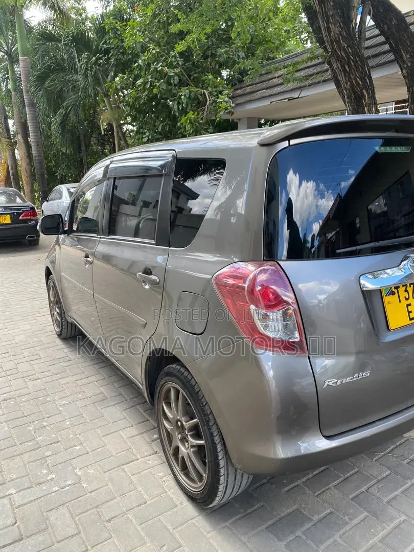 Toyota Ractis 2005 Gray