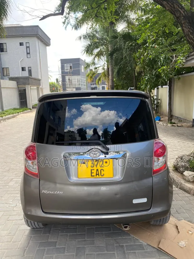 Toyota Ractis 2005 Gray