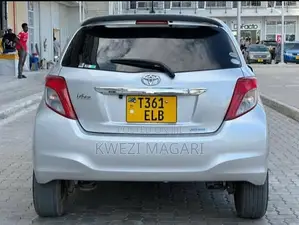 Toyota Vitz 2013 Silver
