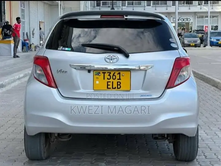 Toyota Vitz 2013 Silver