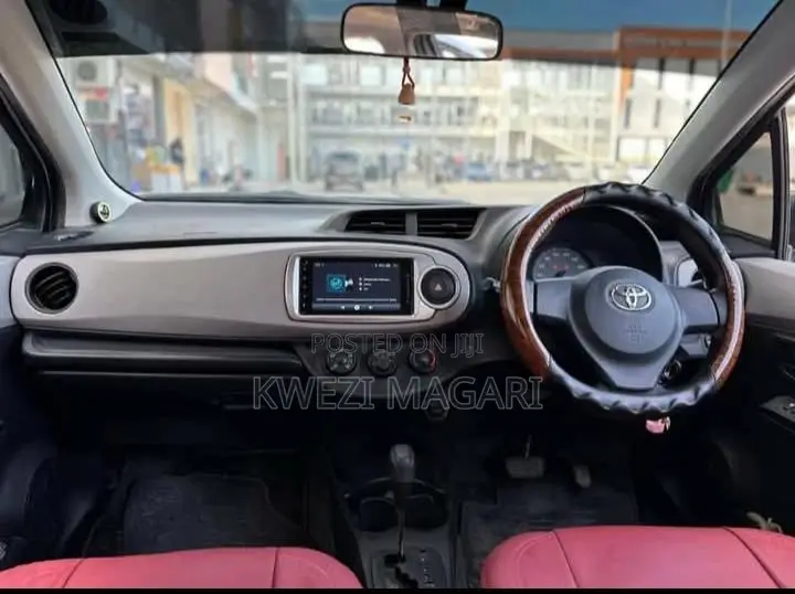 Toyota Vitz 2013 Silver