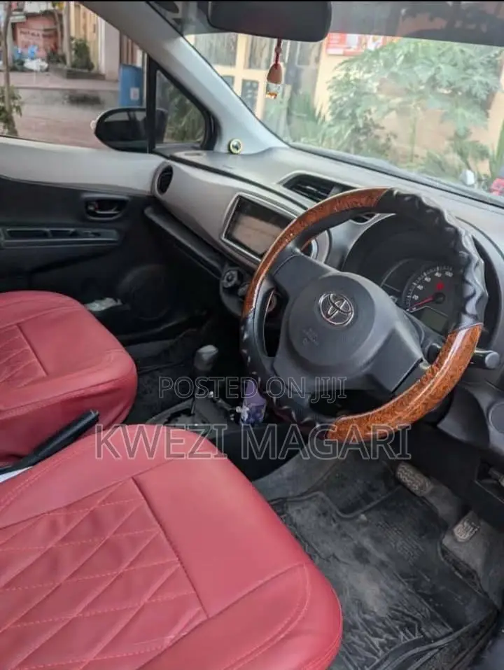 Toyota Vitz 2013 Silver