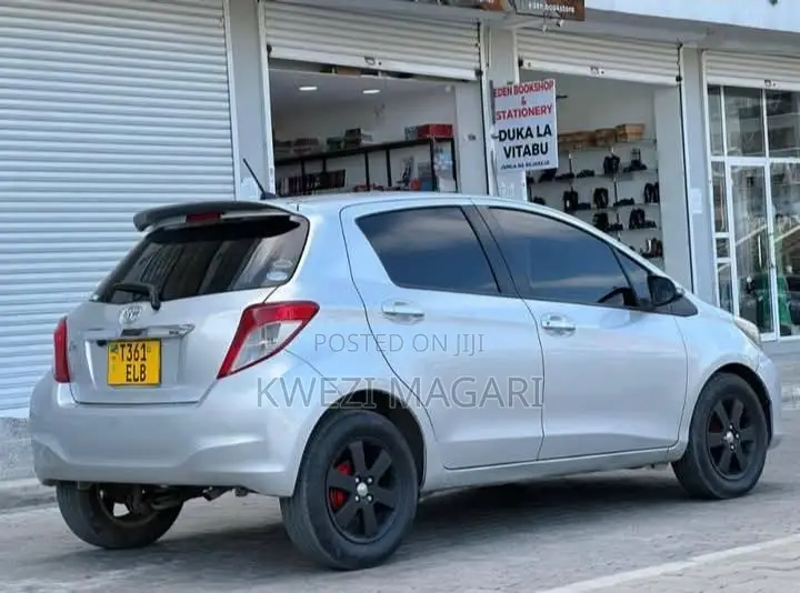 Toyota Vitz 2013 Silver