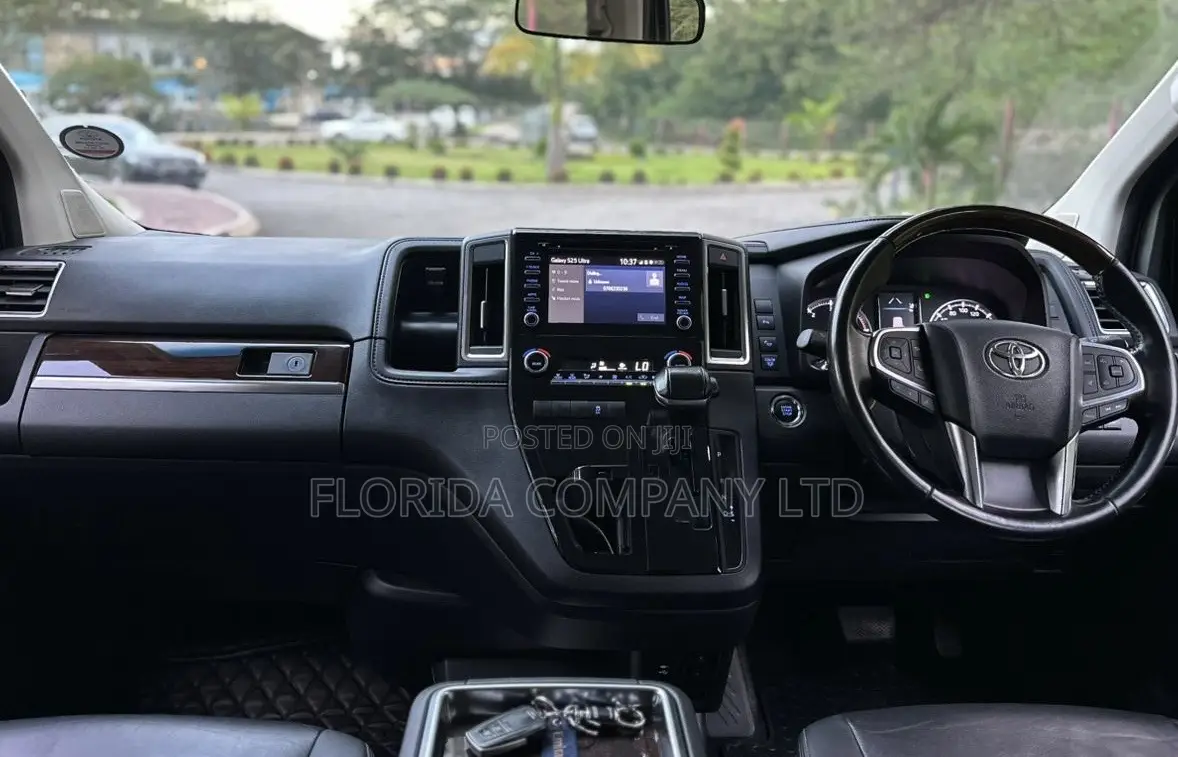Toyota Quantum 2019 Silver