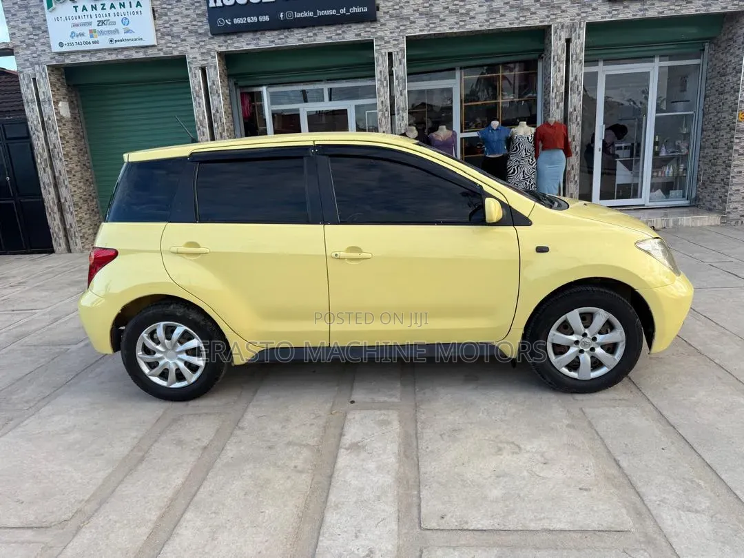 Toyota IST 2003 Yellow