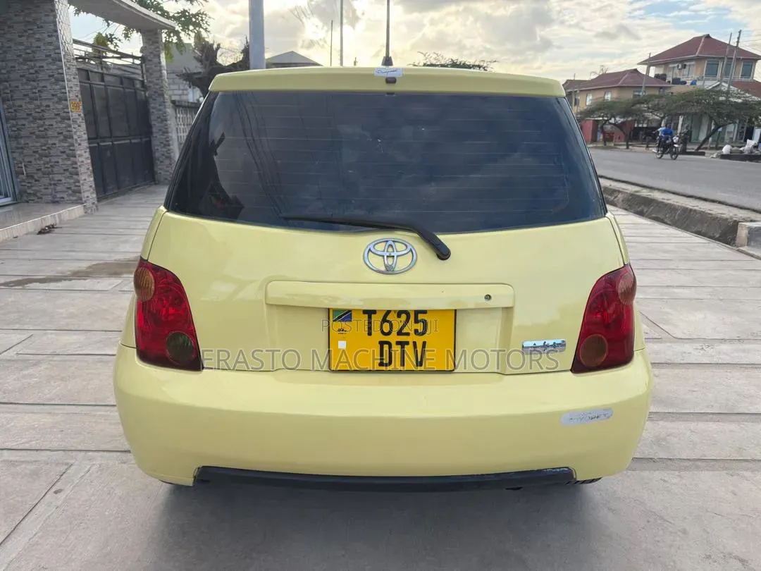 Toyota IST 2003 Yellow