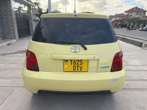 Toyota IST 2003 Yellow