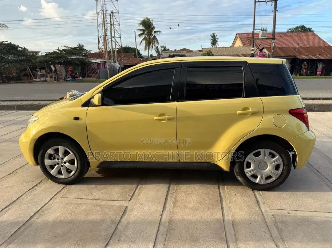 Toyota IST 2003 Yellow