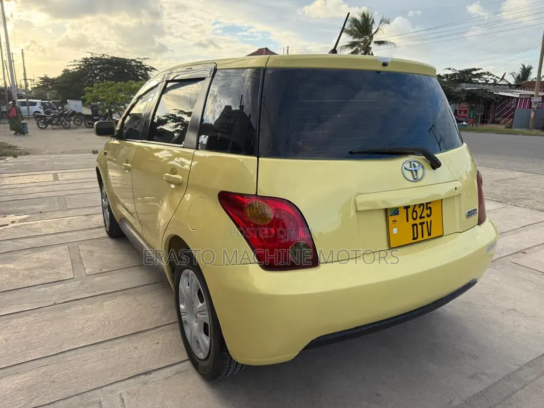 Toyota IST 2003 Yellow