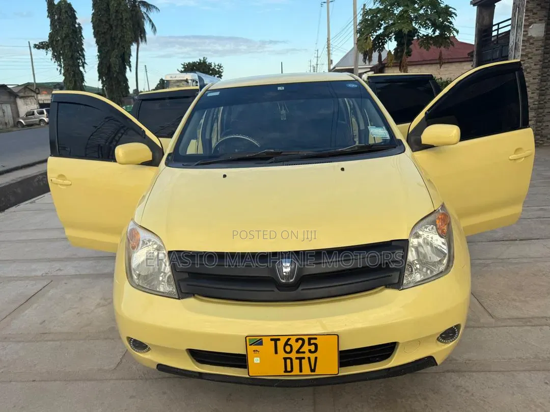 Toyota IST 2003 Yellow