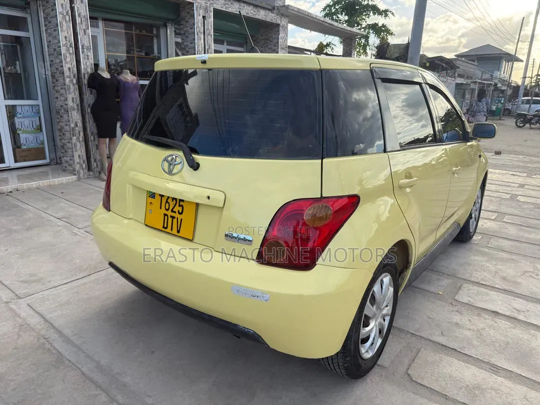 Toyota IST 2003 Yellow