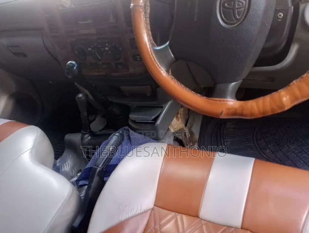 Toyota Land Cruiser 2005 White