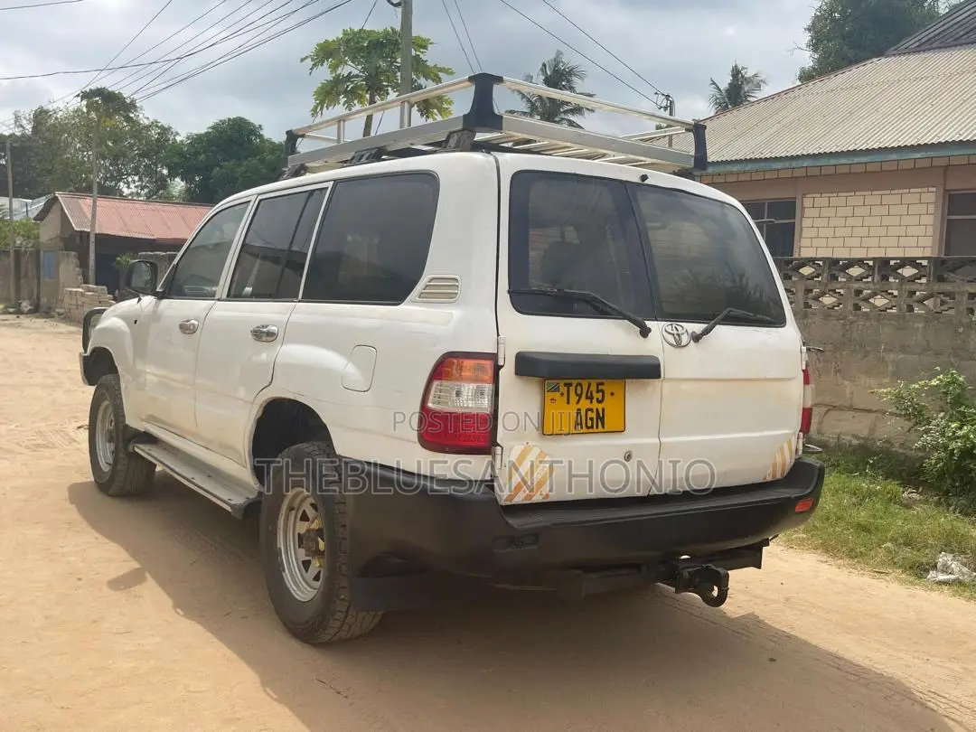 Toyota Land Cruiser 2005 White