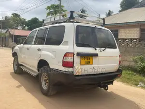 Toyota Land Cruiser 2005 White