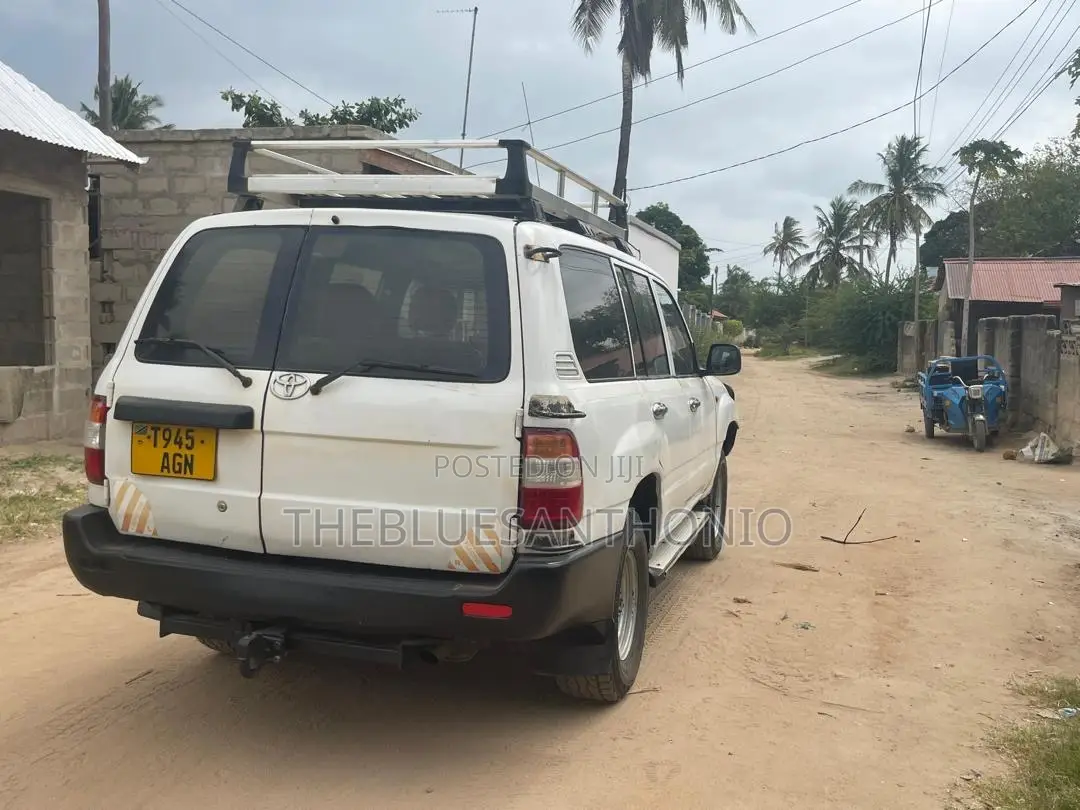 Toyota Land Cruiser 2005 White