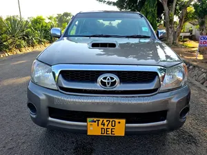 Toyota Hilux 2012 Gray