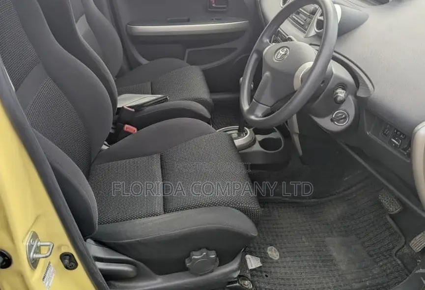 Toyota IST 2003 Yellow