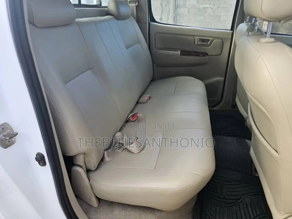 Toyota Hilux 2006 White