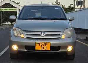 Toyota IST 2005 Gold
