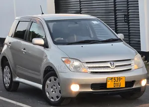 Toyota IST 2005 Gold