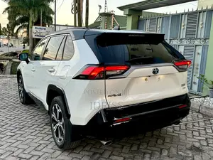 Toyota RAV4 2022 White