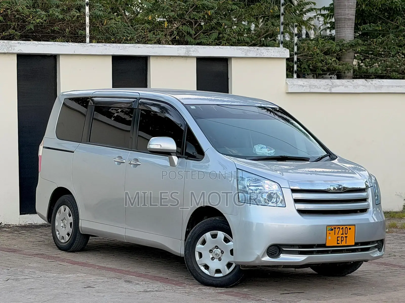 Toyota Noah 2009 Silver
