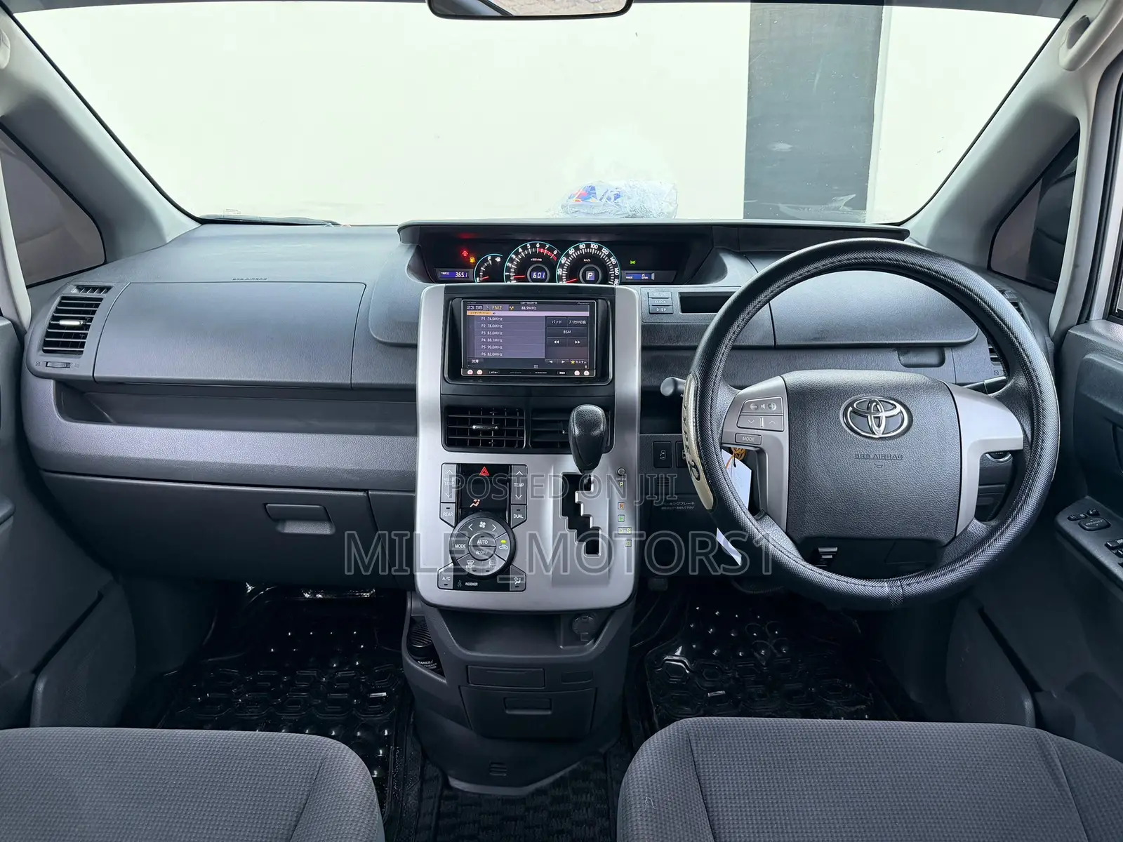 Toyota Noah 2009 Silver