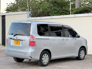 Toyota Noah 2009 Silver