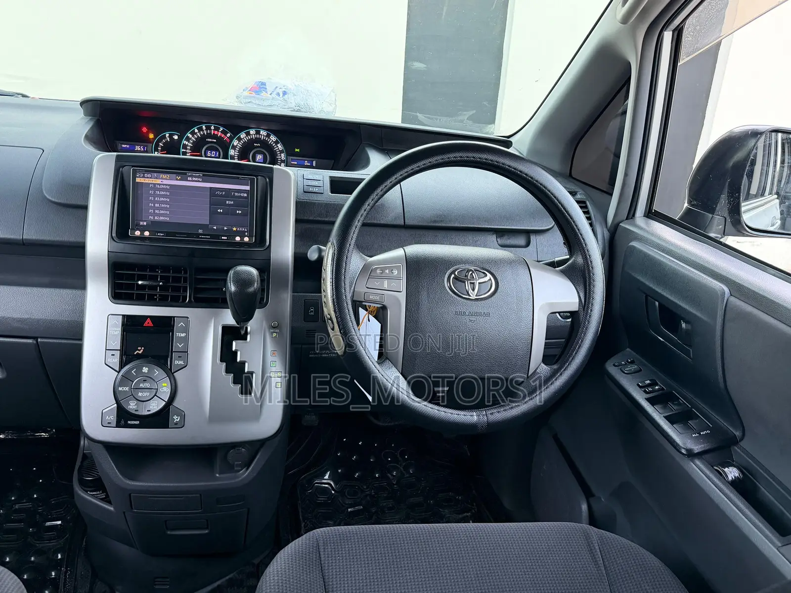 Toyota Noah 2009 Silver