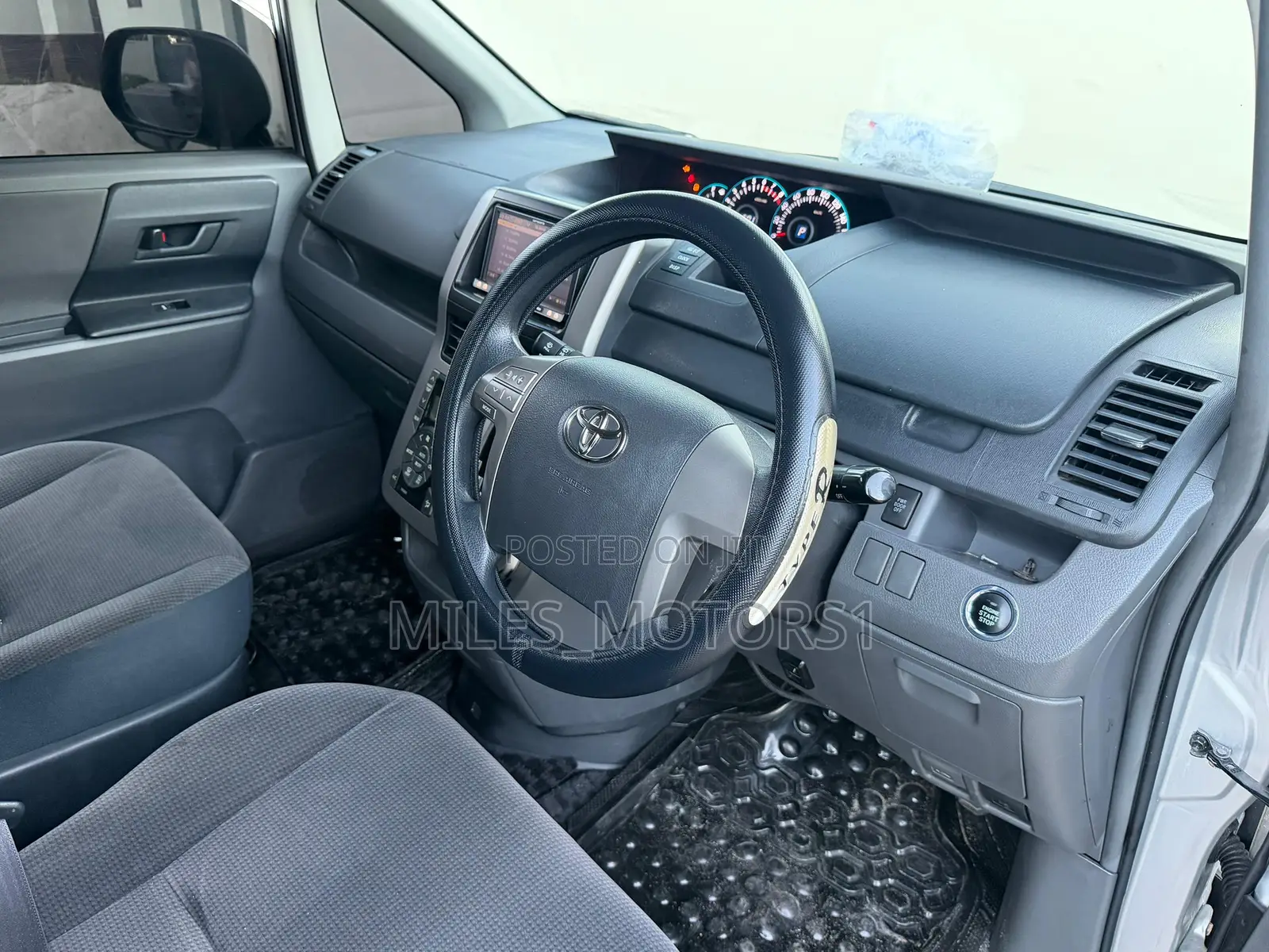 Toyota Noah 2009 Silver