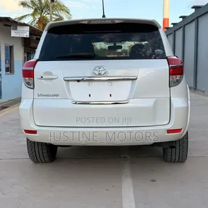 Toyota Vanguard 2013 White