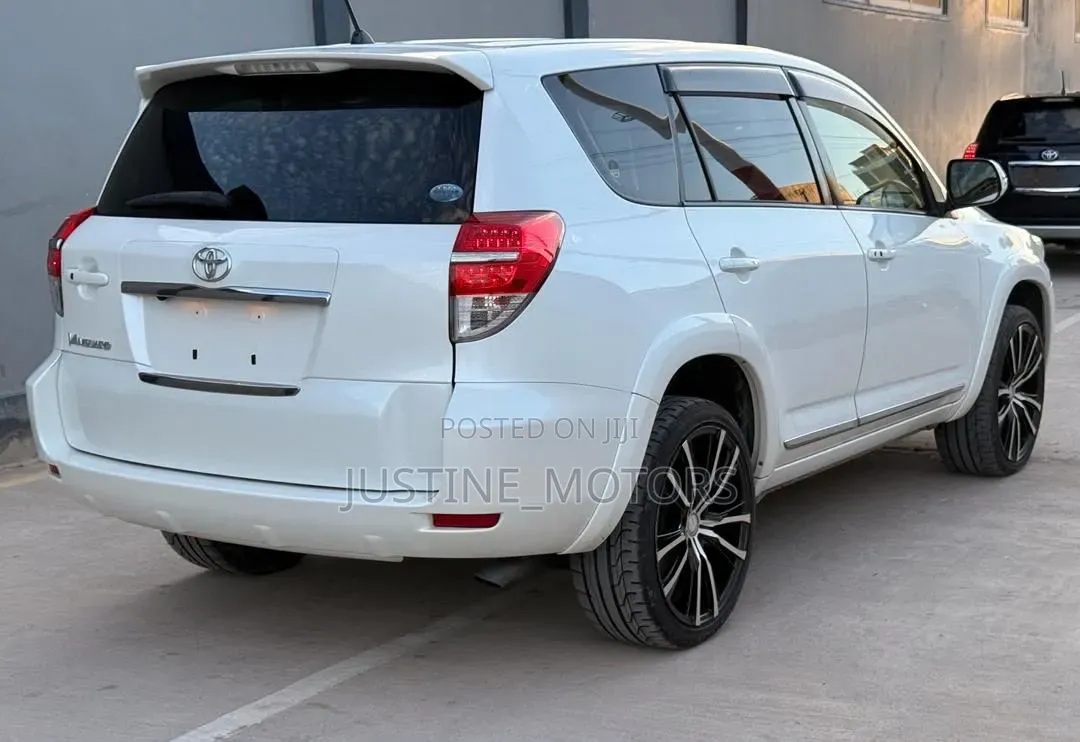 Toyota Vanguard 2013 White