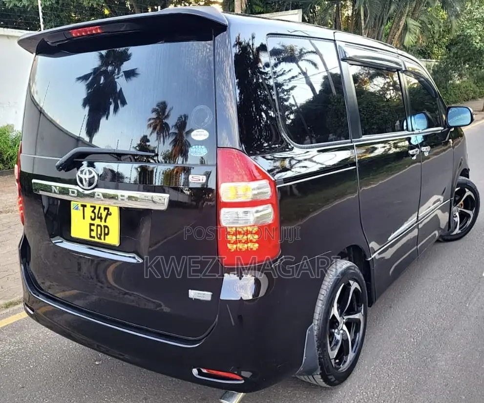 Toyota Noah 2010 Black