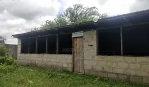 Mabanda Ya Ufugaji Wa Kuku Na Ekari 2 Yanauzwa Bagamoyo Makurunge
