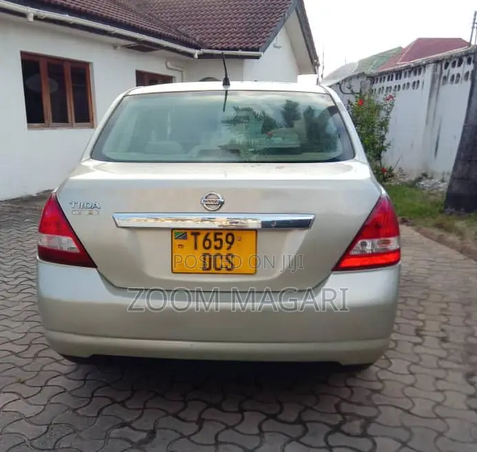 Nissan Tiida 2005 Silver