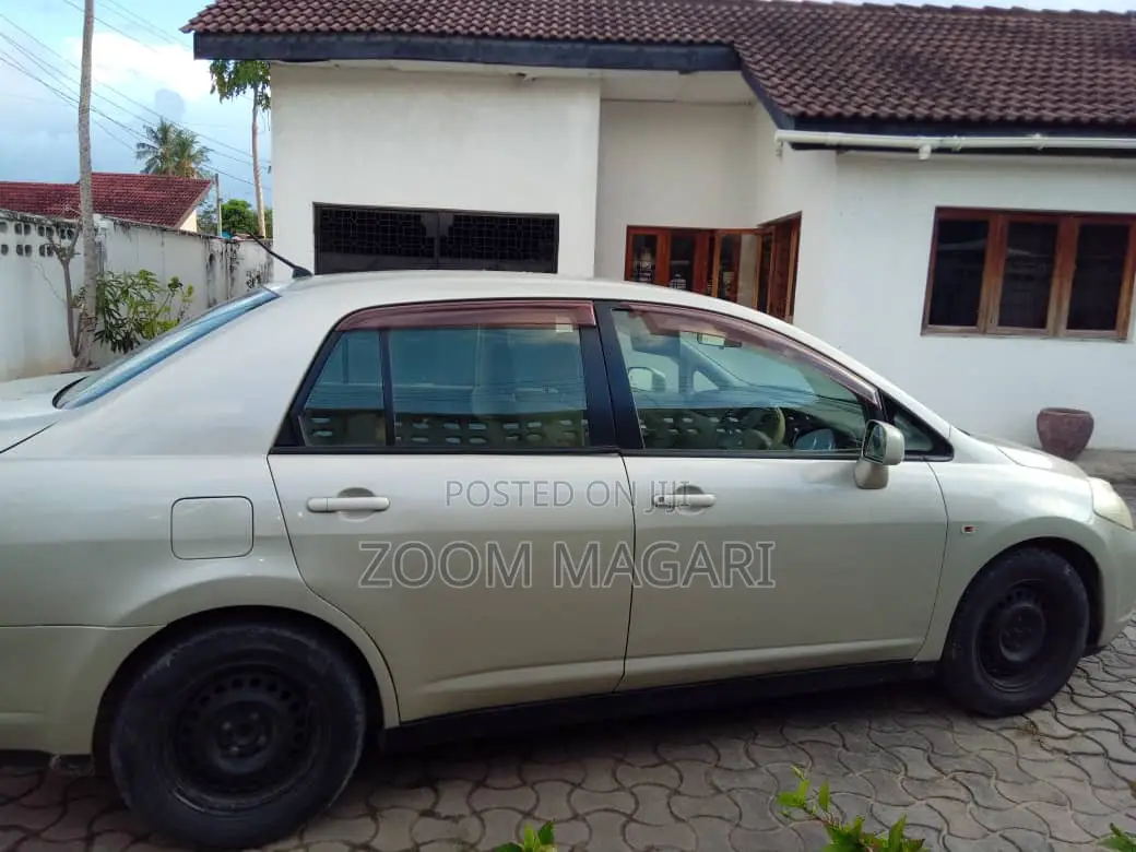 Nissan Tiida 2005 Silver