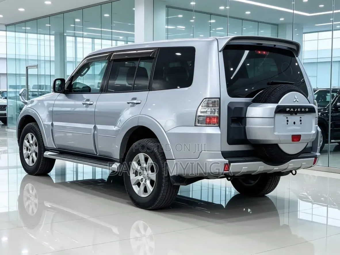 Mitsubishi Pajero 2011 Silver