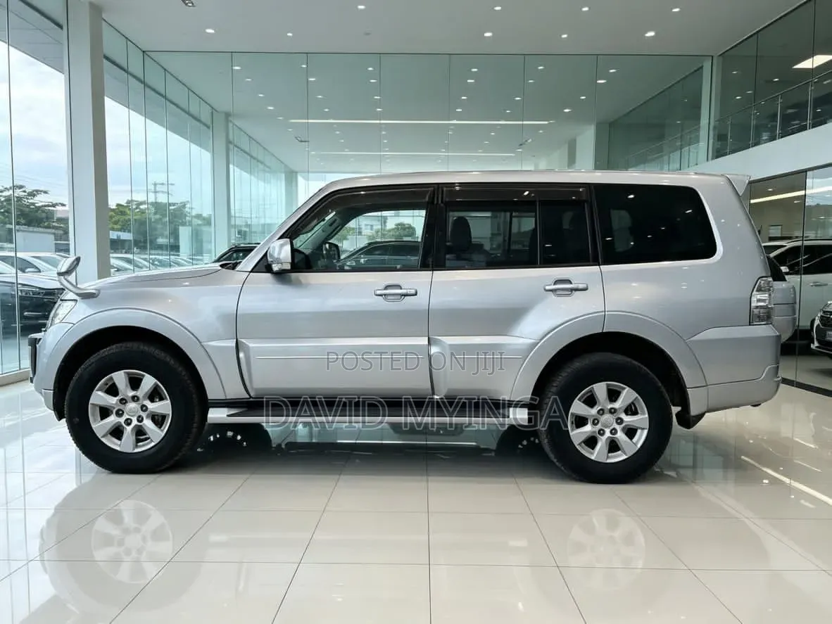 Mitsubishi Pajero 2011 Silver