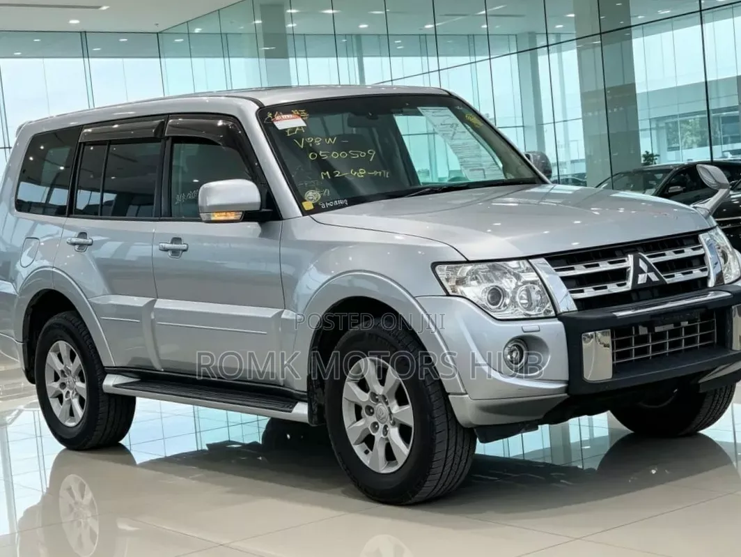 Mitsubishi Pajero 2011 Silver