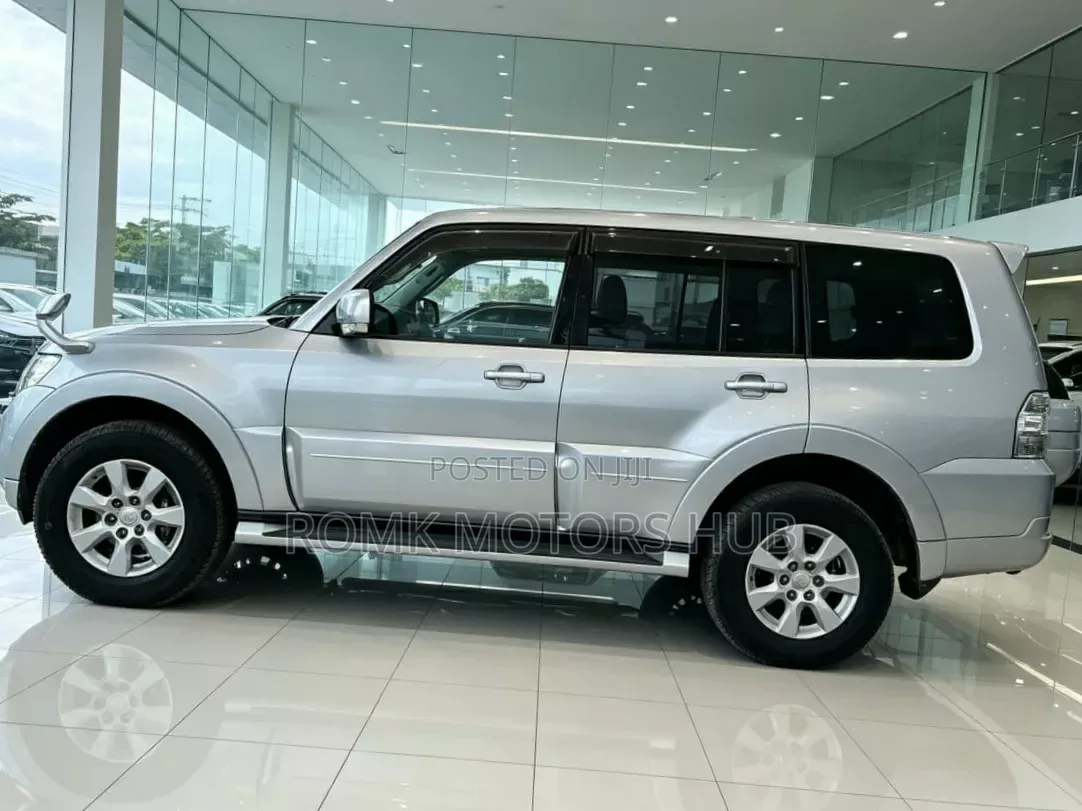 Mitsubishi Pajero 2011 Silver