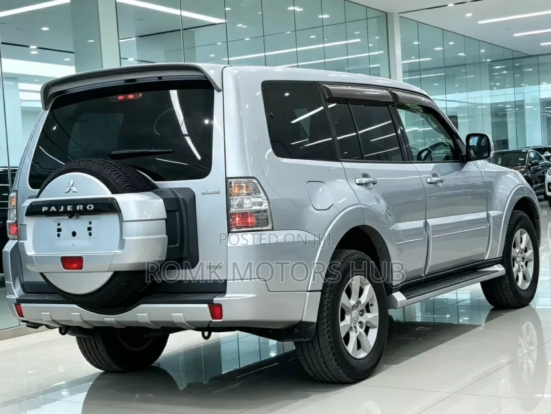 Mitsubishi Pajero 2011 Silver